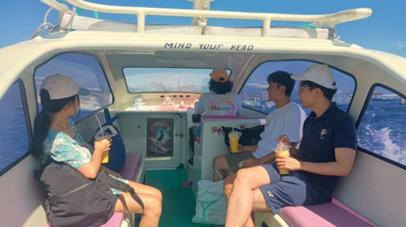 Midday Island Escape: Japanese Friends Enjoy a Private Speedboat Adventure from Teluk Nare to Gili Trawangan with Just Their Bags and Big Smiles